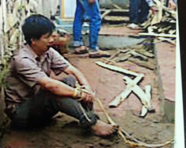 Bi troi bang day xich sat vi quay phim, chup anh hinh anh