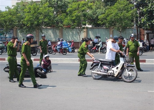 Co gai nga nhao sau man giat cua ten cuop hinh anh