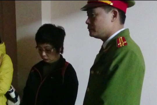 Bà Châu Thị Thu Nga được lực lượng công an dẫn giải khỏi nhà vào tối ngày 7/1. Ảnh: Người lao động.