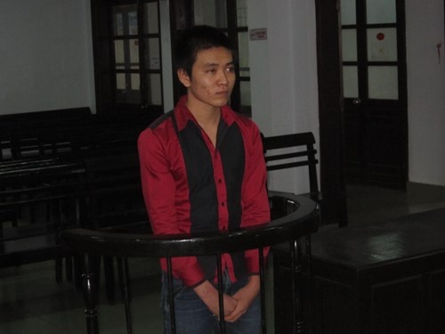 Bi hai sinh vien giat iPad xong nhay xuong bien... keu cuu hinh anh