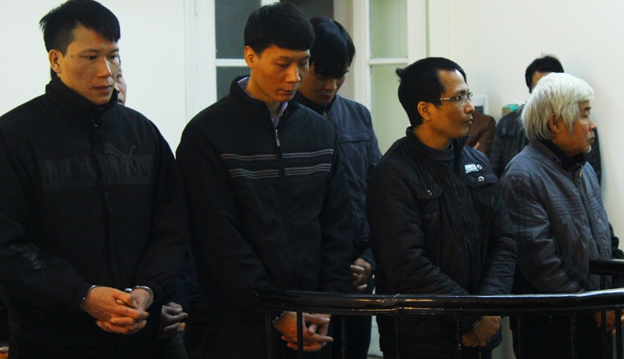 Lua hon 200 ty dong, cuu giam doc linh 2 an chung than hinh anh