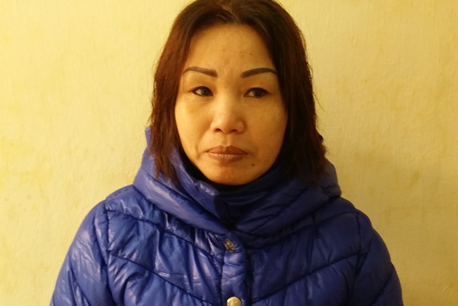 Nguoi phu nu vua ra tu tiep tuc pham toi khi di may ao vest hinh anh