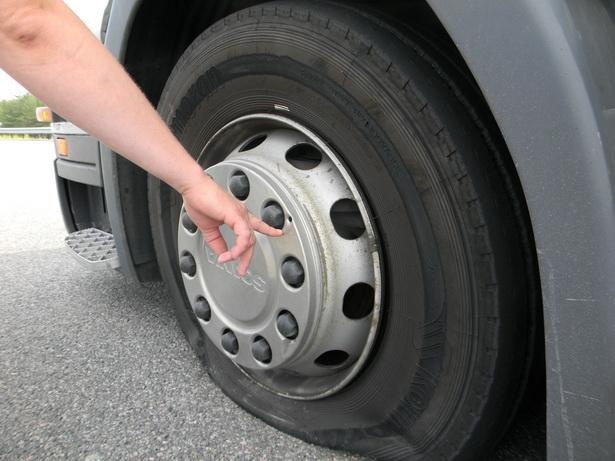 Na dan vao xe hop cua doi thu giua ban ngay hinh anh