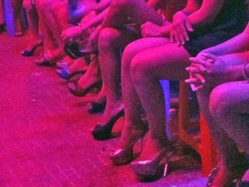 Nhiều người chọn cách làm gái quán karaoke để kiếm sống.