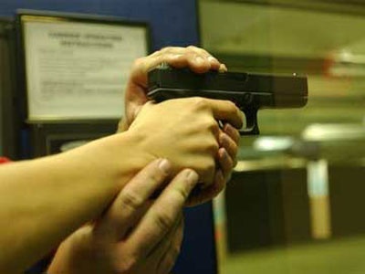 Nguoi lam thue o hieu cam do ban thuong 3 nguoi hinh anh