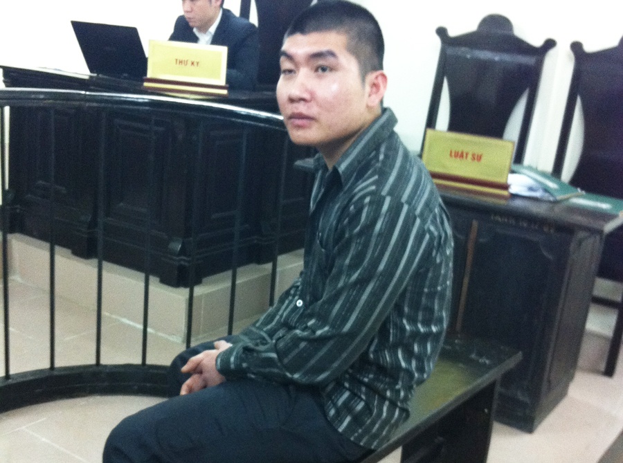 Nan nhan tu dang 'trai cam' bat khoc khi bi cao duoc giam an hinh anh