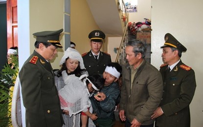 Giay phut thuong uy CA bi ban van quyet giu chan toi pham hinh anh