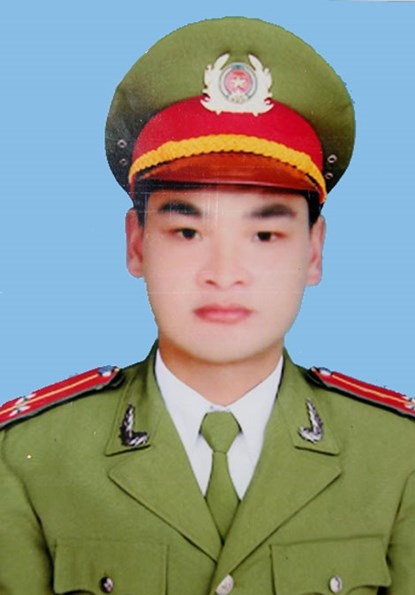 Lãnh đạo Công an tỉnh Sơn La quyết định thăng cấp bậc từ trung úy lên thượng úy cho chiến sĩ Bùi Công Nguyên.