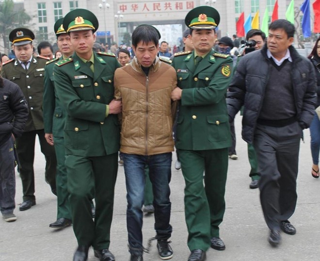 Ke ban vo chieu 30 Tet dung dao dam can bo trai tam giam hinh anh