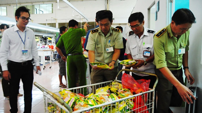 Đoàn liên ngành kiểm tra các gói bột nêm Knorr tại Công ty TNHH Quốc tế Chutex.
