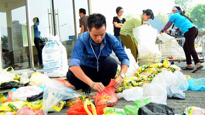 Đại diện công ty Unilever VN xác minh các sản phẩm.