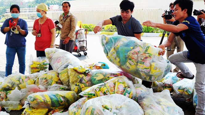 Nhan qua tet, hang ngan cong nhan dinh phai hang gia hinh anh