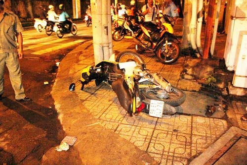 Nam thanh nien bi thuong guc truoc them nha roi tu vong hinh anh