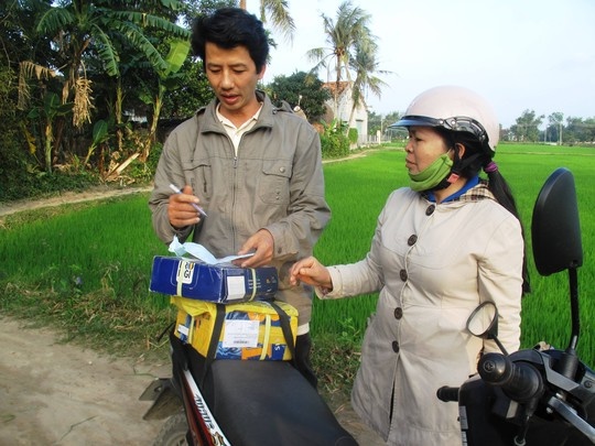 LS Đôn nhận bưu phẩm là hồ sơ nhờ bảo vệ quyền lợi hợp pháp của một gia đình ở Bình Thuận.