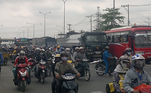 Mot phu nu thoat chet truoc dau xe tai hinh anh