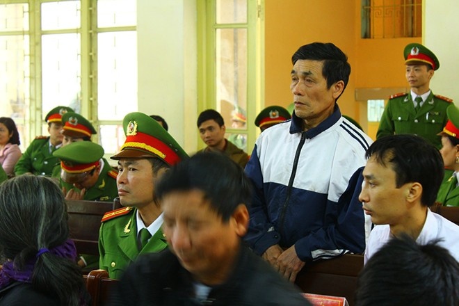 Ông Lý Văn Chúc - bố đẻ của Chung trình bày từng có ý định tự tử sau khi vợ tiết lộ chuyện con trai giết người. Ảnh: Đỗ Mến.