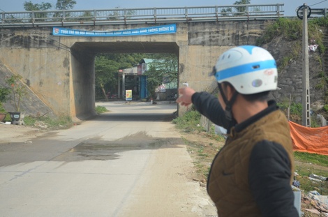 Hiện trường vụ giải cứu thiếu nữ khỏi kẻ cuồng tình định dùng xăng thiêu sống.