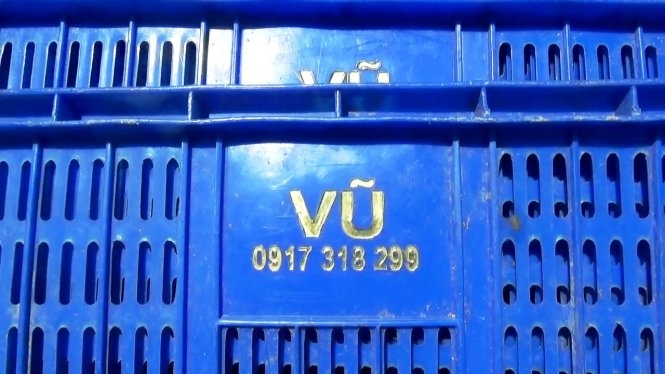 Khay nhựa của nhóm người đến mua thanh long quỵt tiền có để lại tên và số điện thoại.