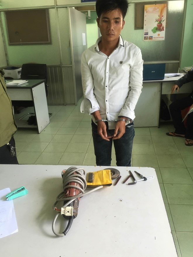 Trương Văn Sỹ cùng với đồ nghề để trộm cắp.