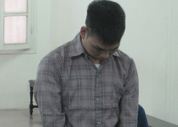 Bị cáo Tuân cúi gằm mặt nghe tuyên án.