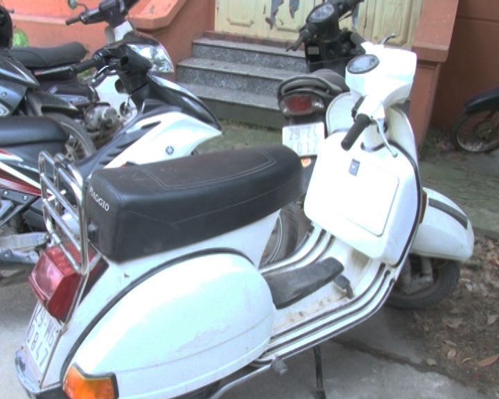 Khenh trom Vespa vi khong mo duoc khoa hinh anh