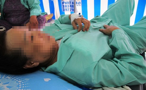 Mot phu nu bi dam 3 nhat khi dang ngu hinh anh