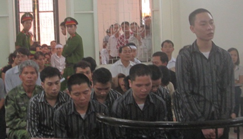 Thanh nien 20 tuoi tu vong sau tran huyet chien hinh anh
