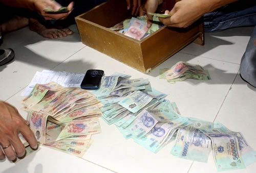 Nguoi dan xep vu thua ca do bong da bi dam chet hinh anh