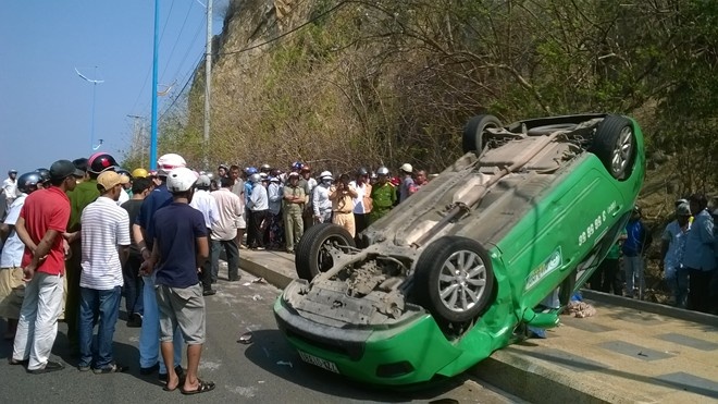 Tai xe taxi dua xe tong do nha dan khong duoc giam an hinh anh