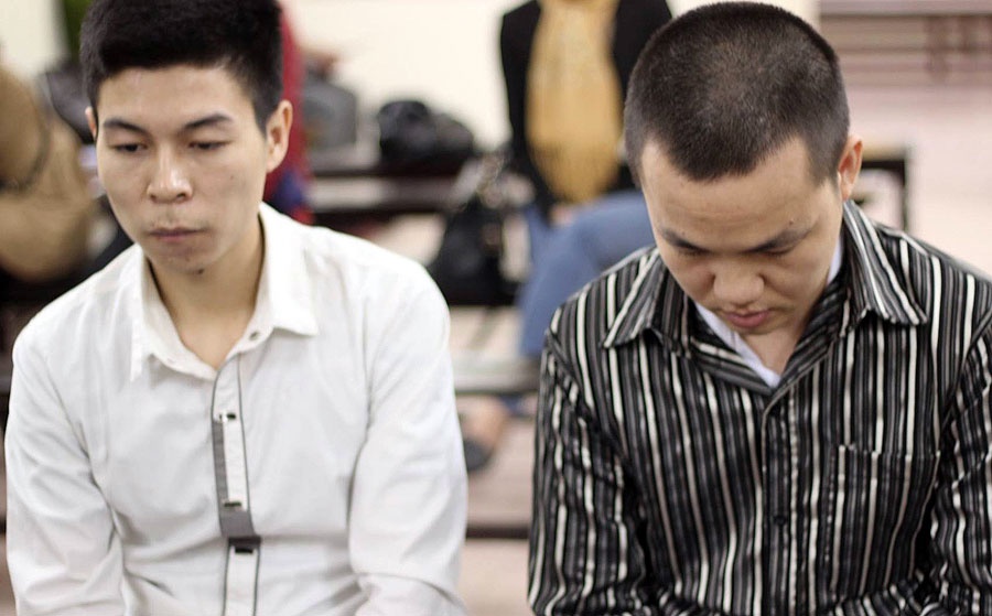 Hai bị cáo hầu tòa tội Đua xe trái phép sáng 8/4. Ảnh: VĐ.