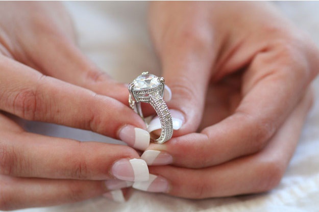 Mang an vi dua nhan dinh 19 vien kim cuong den tiem cam do hinh anh