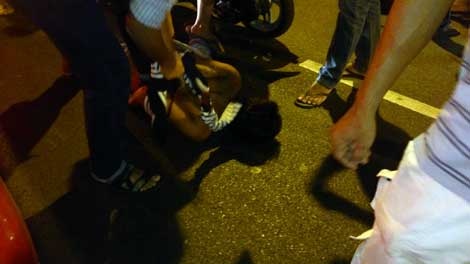 Bi truy duoi, 2 ten cuop vut dien thoai xuong duong hinh anh