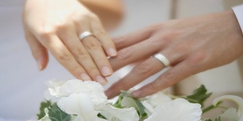 Danh thao dam cuoi, bi me chong hut kien doi qua hinh anh