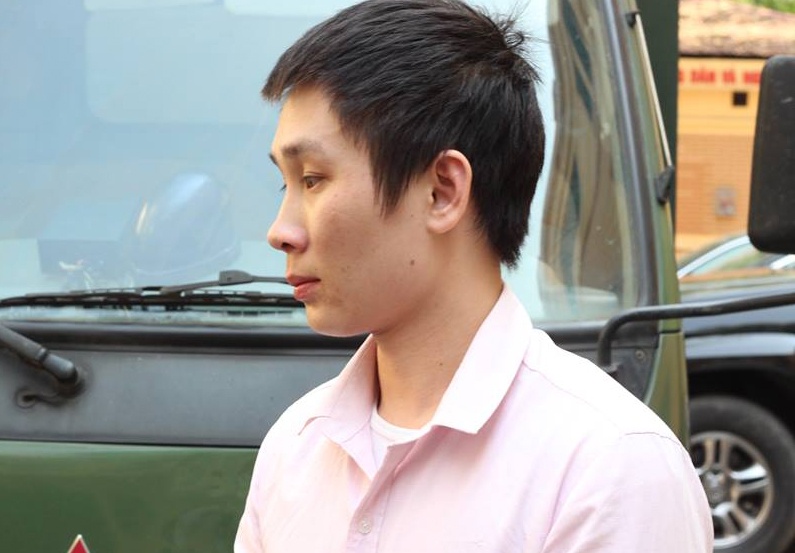 Ngoi tu vi di cuop quan ao hinh anh