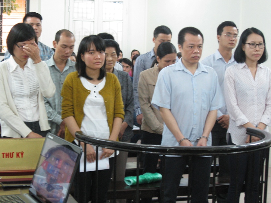 Vo chong cuu Chu tich Tap doan Vina Megastar ra toa hinh anh