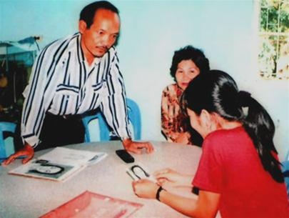 Họa sỹ Võ Văn Thành làm việc với các nạn nhân của vụ cướp tài sản, hiếp dâm dọc QL51 để vẽ chân dung thủ phạm.