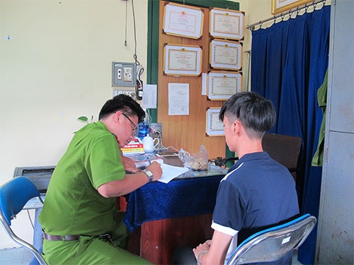 Bat thieu nien tat xang dot nam sinh lop 10 hinh anh