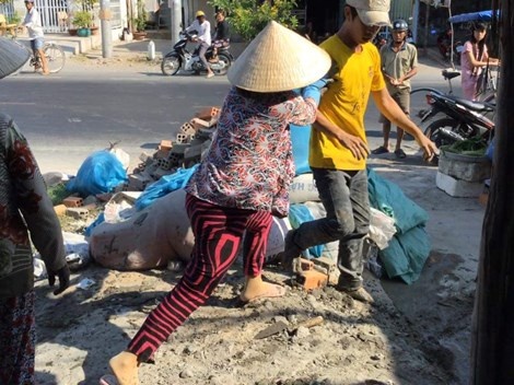 Bi bat vi lien tuc quay pha hang xom hinh anh