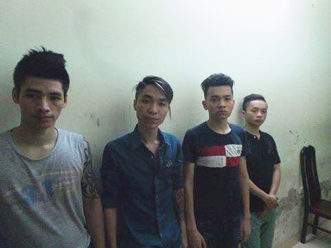 Bat 4 thanh nien nhap doan, dua xe trong pho hinh anh