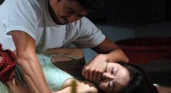 Co gai 17 tuoi bi bat giu, ep lam no le tinh duc hon 10 ngay hinh anh