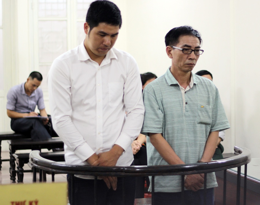 Hai nguoi lam gia hang nghin loi loc nuoc hinh anh