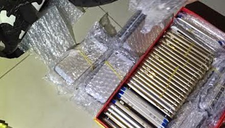 Bat bang nhom chuyen lua ban iPhone gia hinh anh