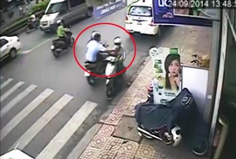 Trinh sat lan ra ten cuop tu dau vet chiec dien thoai hinh anh