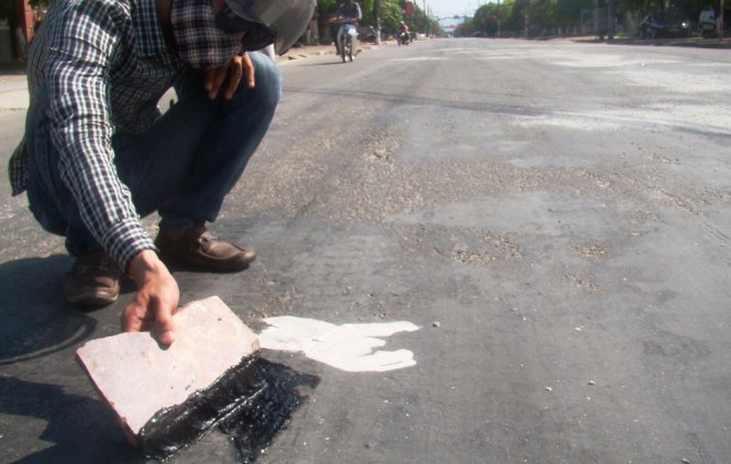 Nhựa chảy loang lỗ trên mặt đường.