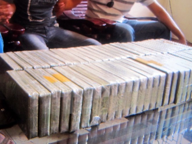 Tu hinh ke vut lai 20 banh heroin de bo chay hinh anh