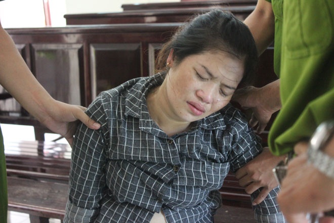 Bà trùm đường dây buôn bán ma túy khuỵu xuống sau khi nghe tuyên án.