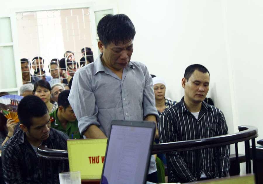 Cuu Pho ban to chuc Quan uy Cau Giay bat khoc truoc toa hinh anh