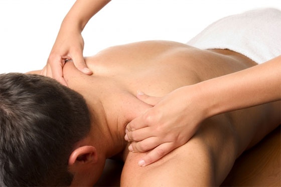Nam sinh danh nu tiep vien massage tu vong hinh anh