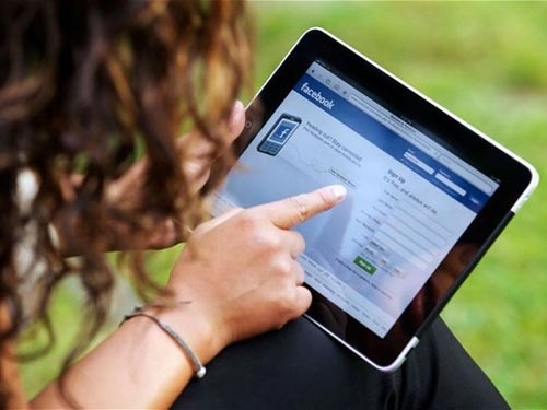 Gui hinh 'nong' cho nhau qua Facebook co pham toi? hinh anh