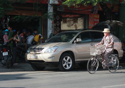 Công an phong tỏa chiếc ôtô mà đôi nam nữ bị tạt axit trên phố Tô Hiệu (Hải Phòng). Ảnh: VTC.